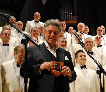 Joe Moscheo with the Choir Plaque